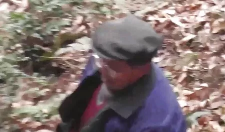 Orang asia jongkok dan pipis di bokep janda toge toilet