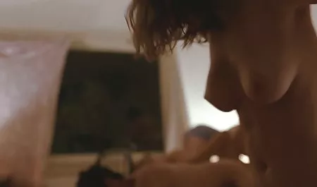 Cewek seksi dengan Payudara besar video bokep janda sexy membungkuk dan mengambil kontol keras