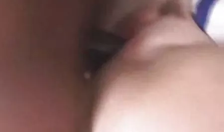 Istri di bokeb janda kesepian seksi sepatu hak tinggi pada ponsel
