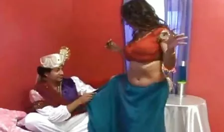 Gadis seksi dengan video seks janda kesepian kacamata dan Thong kentut
