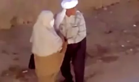 Cewek Seksi Memperlihatkan Putingnya Dan Menyentuh Dirinya Sendiri gudang bokep janda