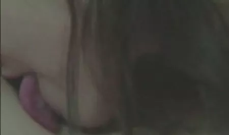 Pandangan belakang video mesum janda muda kentut di kursi