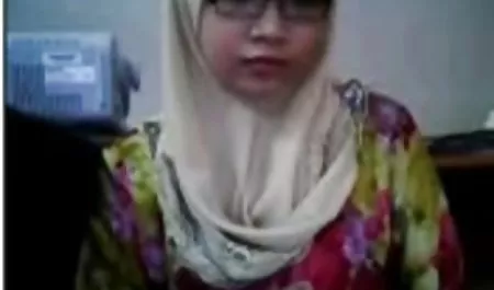 Rambut coklat tenggorokannya video bokep janda toge