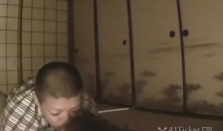 Terangsang bokep ngintip janda Sepong di toilet